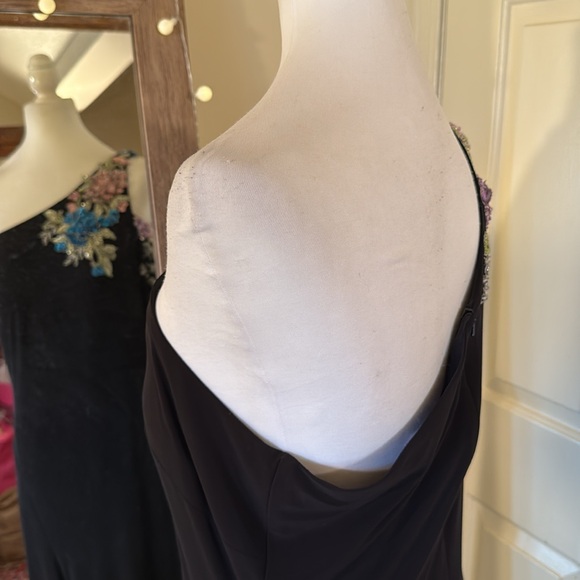 MAC DUGGAL
Black One Shoulder Long Sleeve Floral Embellished Gown - Picture 10 of 16